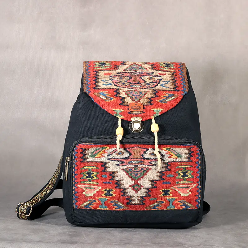 کوله پشتی گلیمی سنتی با نقوش گلیم کوردی و زمینه قرمز
