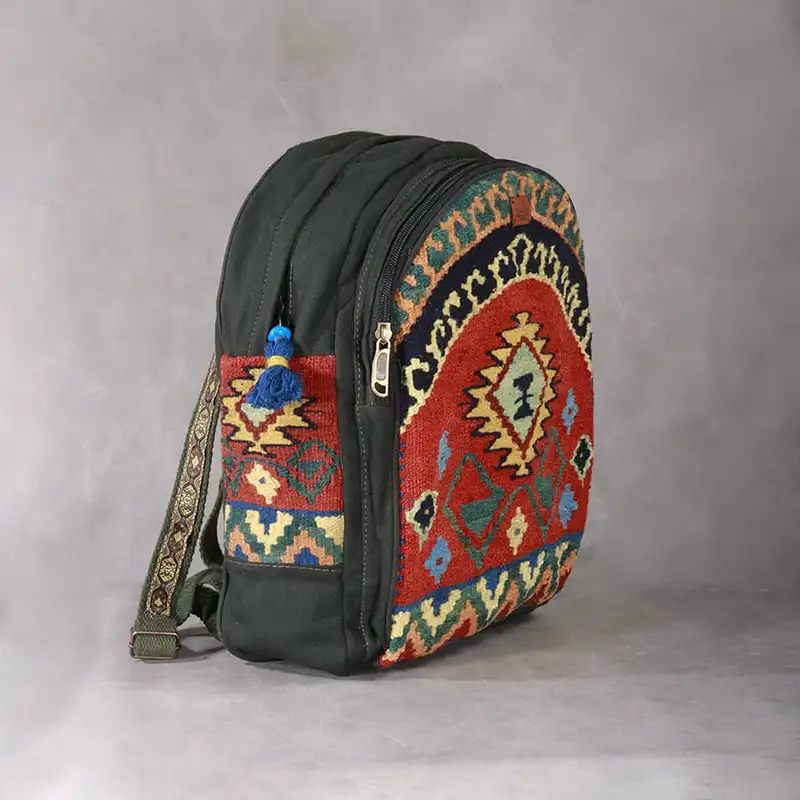 کوله پشتی سنتی گلیمی با نقوش سنتی از نمای کناری