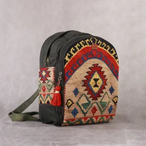 کوله پشتی سنتی بزرک گلیمی با نقوش هندسی و زمینه خاکی