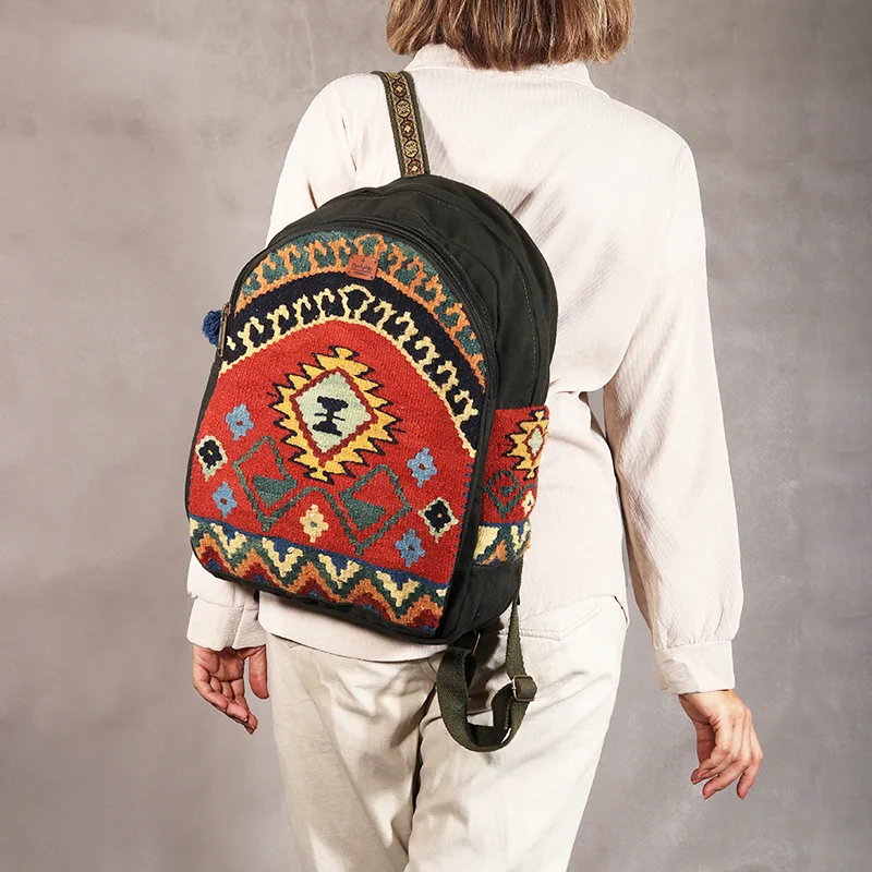 کوله پشتی سنتی گلیمی دستبافت با نقوش هندسی و زمینه قرمز