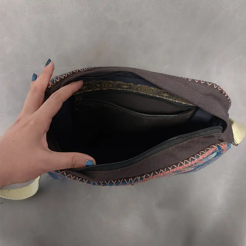 نمای داخلی کیف دوشی گلیمی