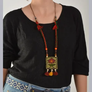 گردنبند گلیمی دستبافت با طرح گل و منگوله دار