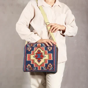 کیف گلیمی دستبافت دورو با زمینه آبی و زرد