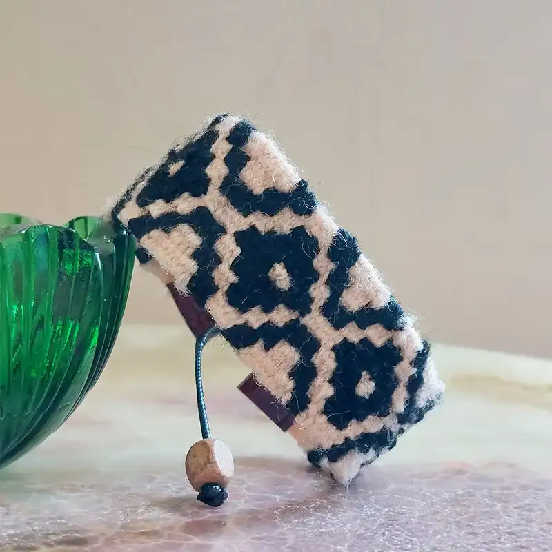 دستبند گلیمی سیاه و سفید با نقوش لوزی