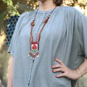 گردنبند سنتی گلیمی دستبافت با نقشه گل ترکیب با چوب